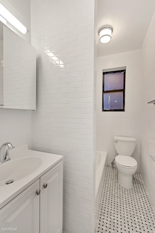 Building Photo - 3279 Bainbridge Ave