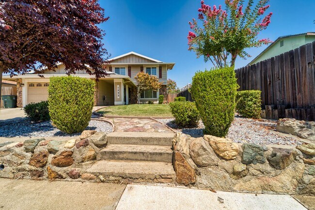 Foto del edificio - LARGE 5-bedroom 3 bath home in a great loc...