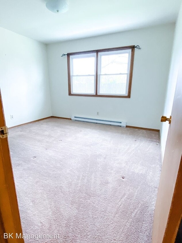 Building Photo - 406 W Plum St