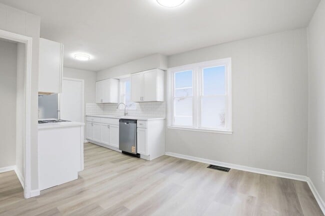 Building Photo - Updated 2 Bed, 1 Bath Home with Modern Finishes & Off-Street Parking