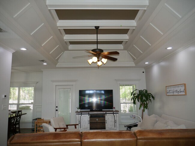 Foto del edificio - 4 bedroom home in Crestwood S/D