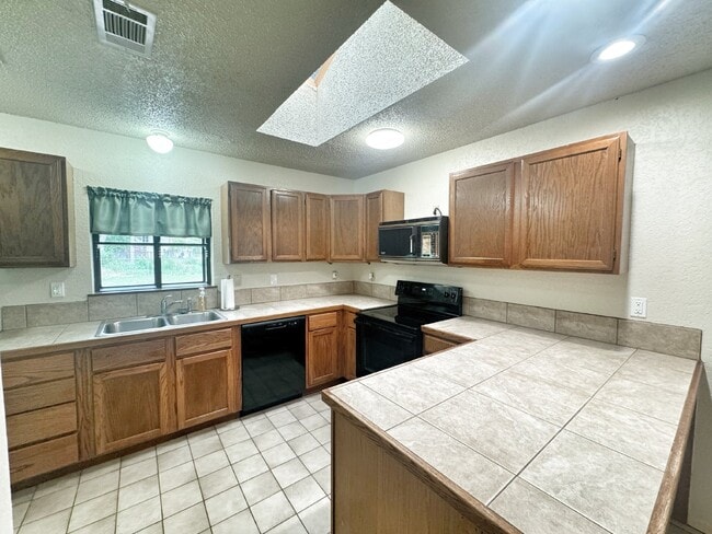 Building Photo - "Charming 2-Bedroom, 1-Bath in Horseshoe F...