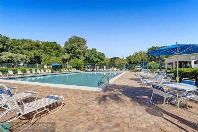 Foto del edificio - 717 Gardens Dr