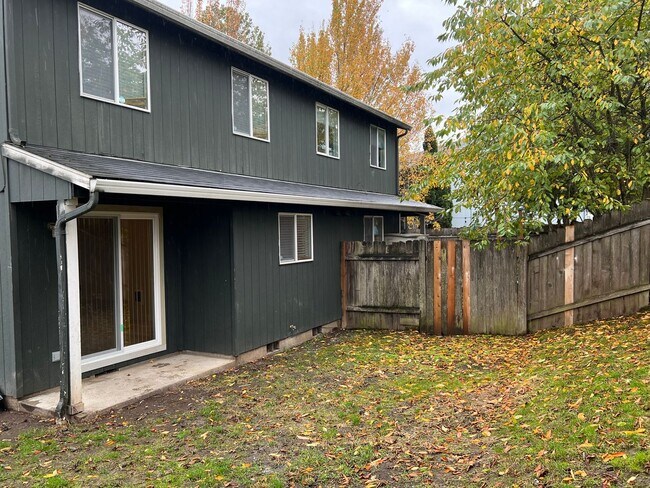 Building Photo - Freshly updated 3 bedroom 1 1/2 bathroom d...