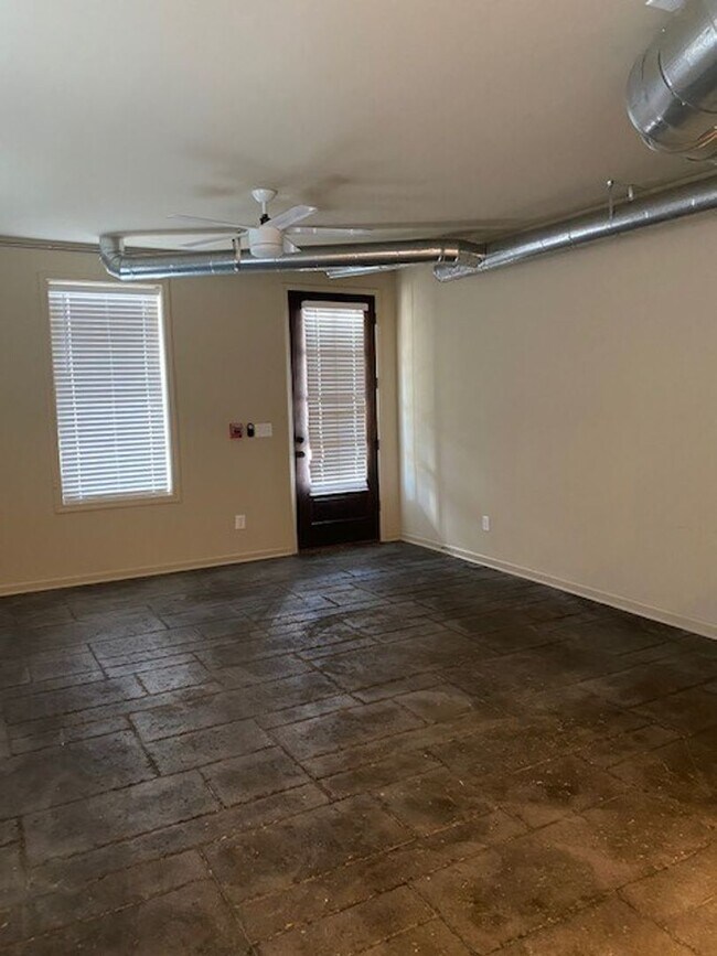 Building Photo - 813 14th Ct