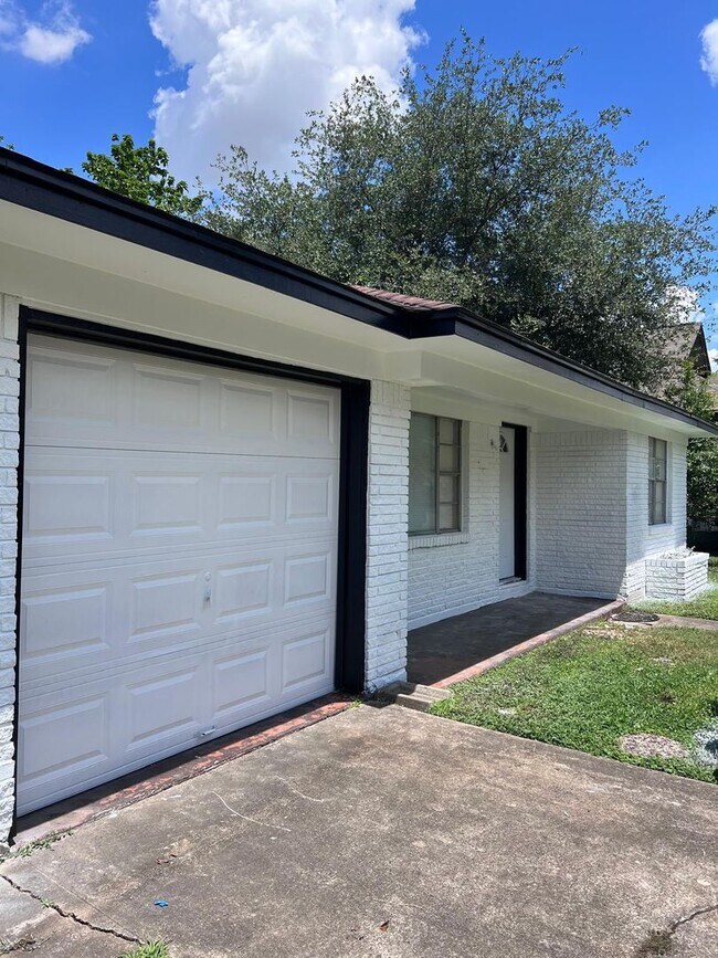 Foto del edificio - BEAUTIFUL HOME IN HOUSTON. MOVE IN READY!.