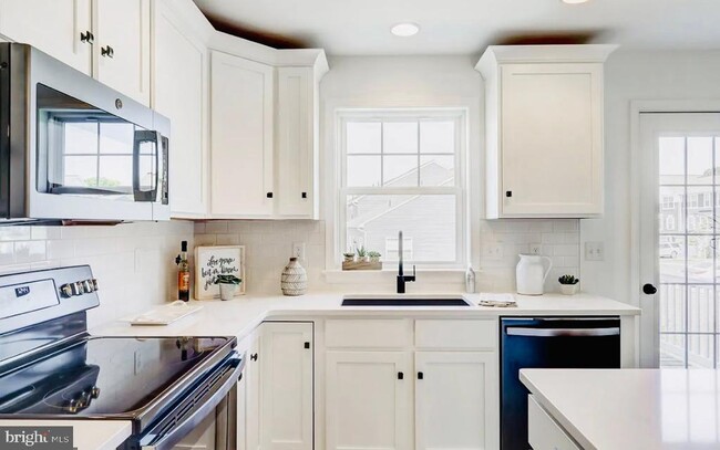 Foto del edificio - 230 Highland Ct
