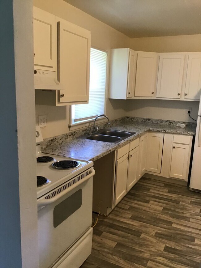 Foto del edificio - Spacious 3 bedroom 1 bath available soon (...