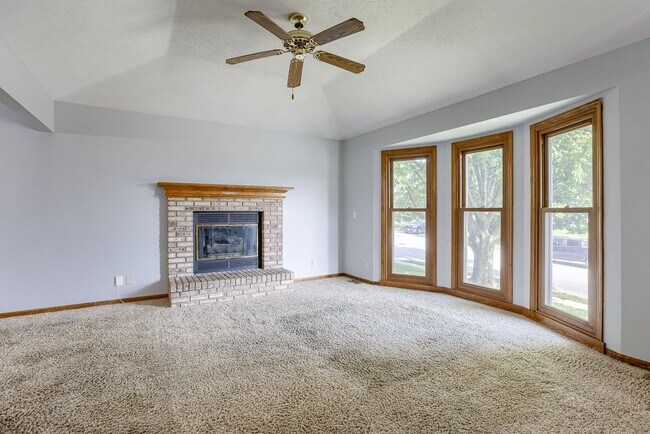 Building Photo - Great Location!!