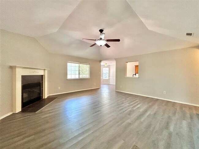 Building Photo - 404 Mesquite Cir