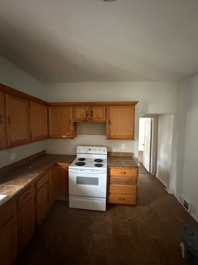 Building Photo - section 8 ready. We are accepting KCMO, Le...