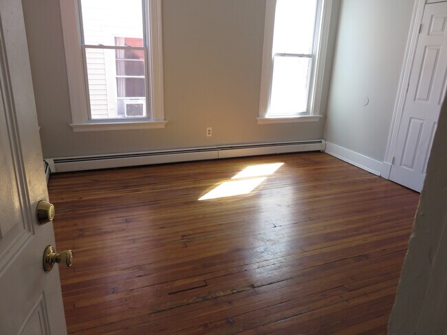 Building Photo - 442 Poplar St