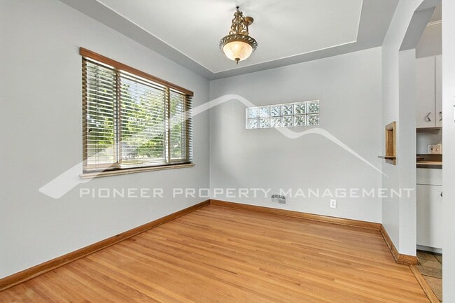 Building Photo - Charming Home with Washer/Dryer and 1 Car ...