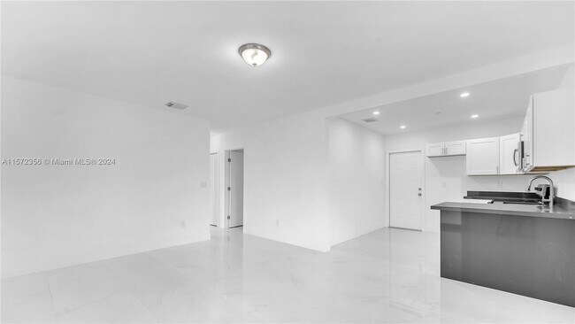 Building Photo - 912 E 32nd St