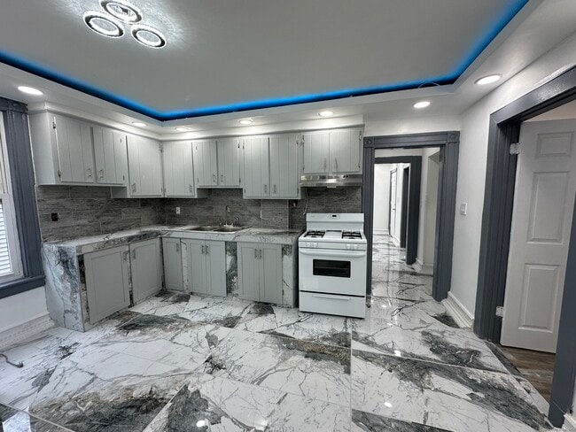 Building Photo - 258 Brooks St