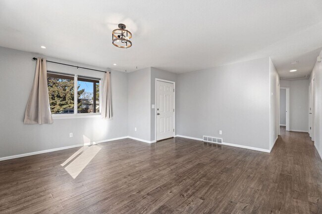 Building Photo - Updated 3-Bed 2-Bath Home with Spacious Yard