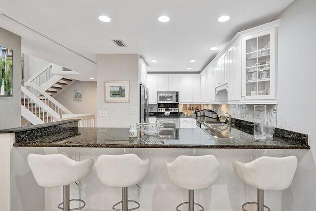 Building Photo - 702 St Albans Dr