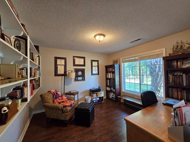 Building Photo - 1115 Fallingwater Ln