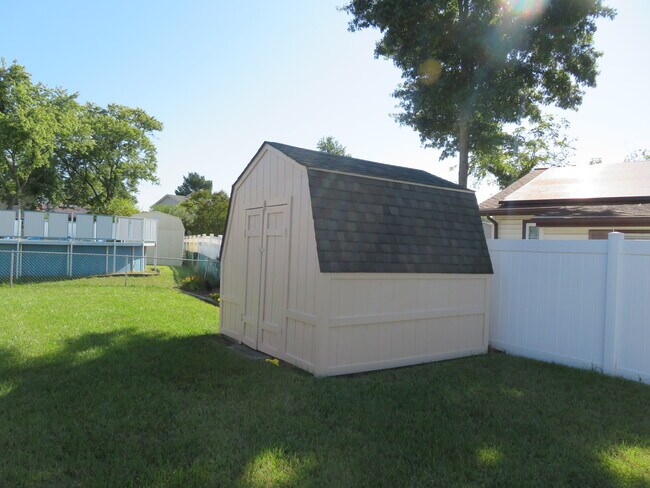 Building Photo - 7895 Pavilion Dr