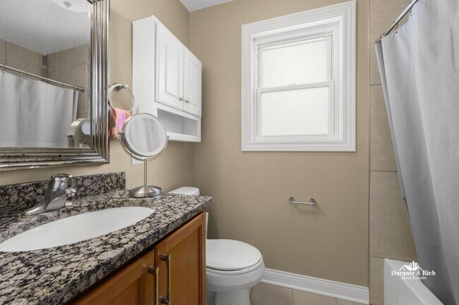 Foto del edificio - Super-sunny Skokie 2 Bed