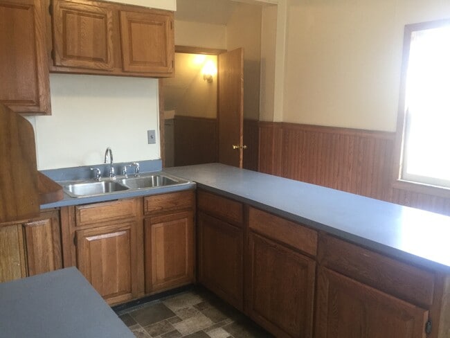 Building Photo - 3 Bedroom Single Family Home