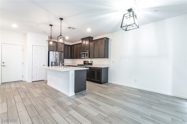 Foto del edificio - 5730 Sky Pointe Dr