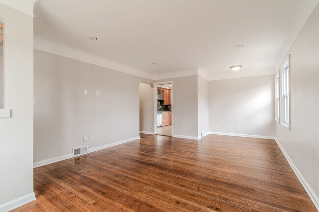 Foto del edificio - Charming 3-Bed, 2-Bath Brick Ranch in Saint Clair Shores – Move-In Ready!