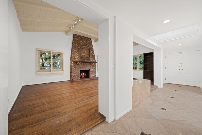 Building Photo - 264 S Palm Dr