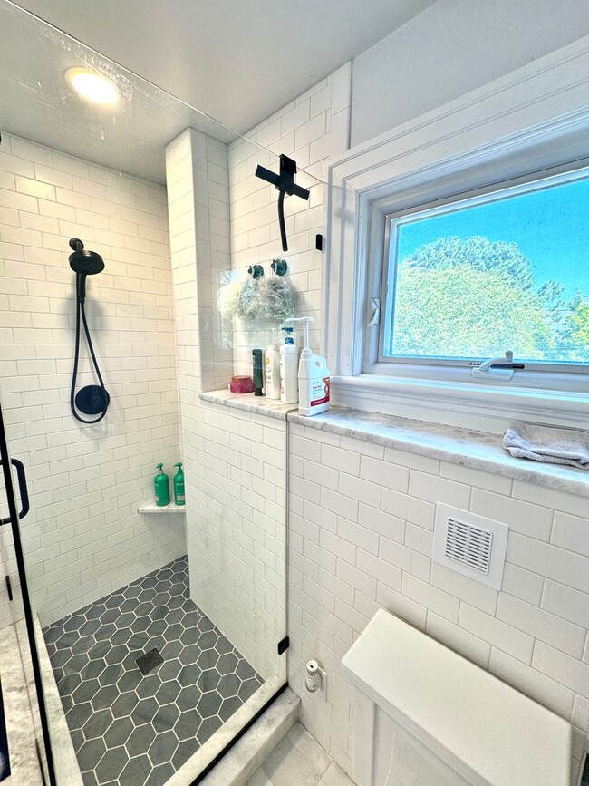 Building Photo - Charming 4-Bedroom Home in the Heart of Co...
