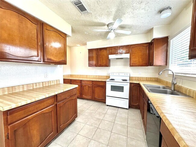 Building Photo - 16315 Dew Drop Ln