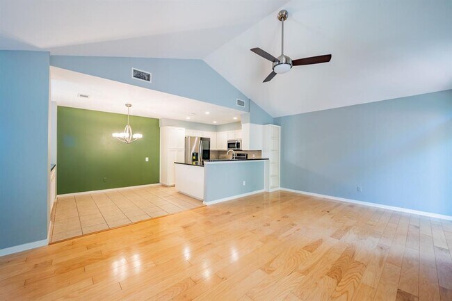 Building Photo - 6616 Mesa Hollow Dr