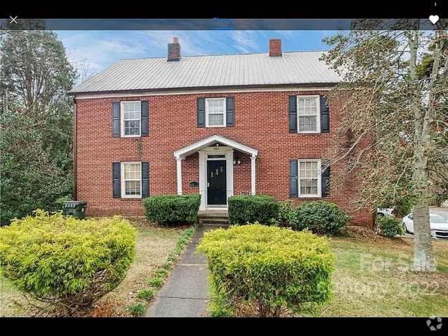 Building Photo - 315 Hillcrest Dr