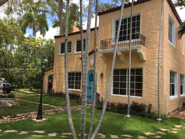 Foto del edificio - 327 Menores Ave