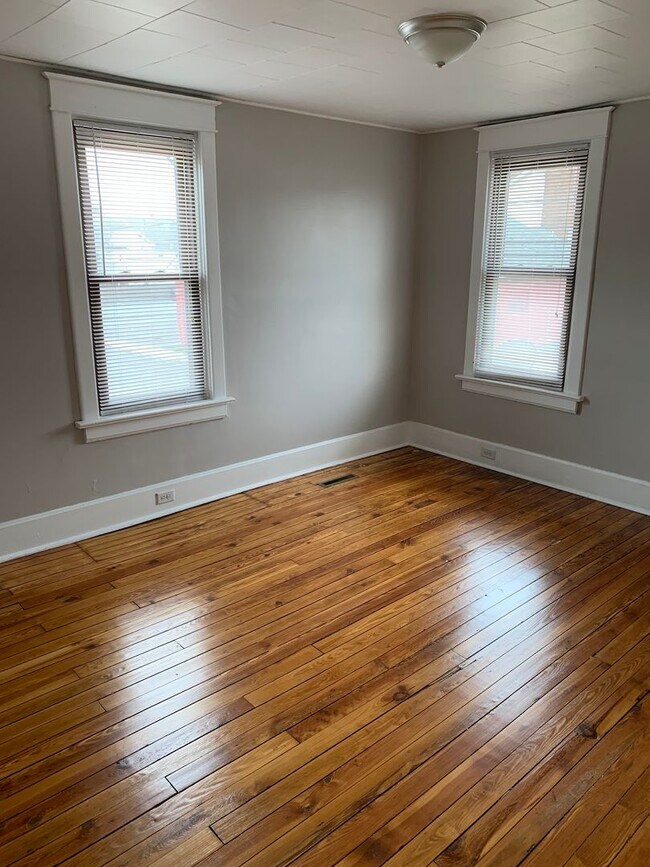 Foto del edificio - 1252-1254 Blair Avenue
