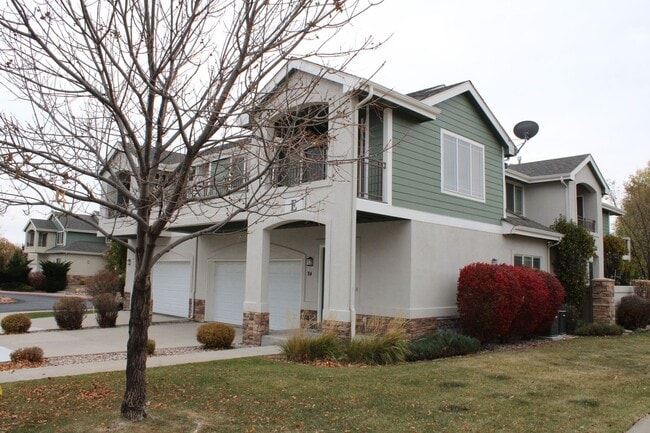 Building Photo - Stunning Modern Condo in Prime Fort Collins Location