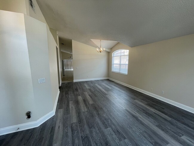 Building Photo - Available October 1st!  4 Bedroom, 2 Bathr...