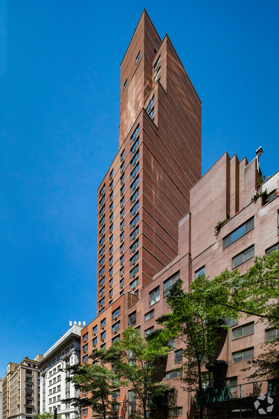 Foto principal - 1 E 35th St