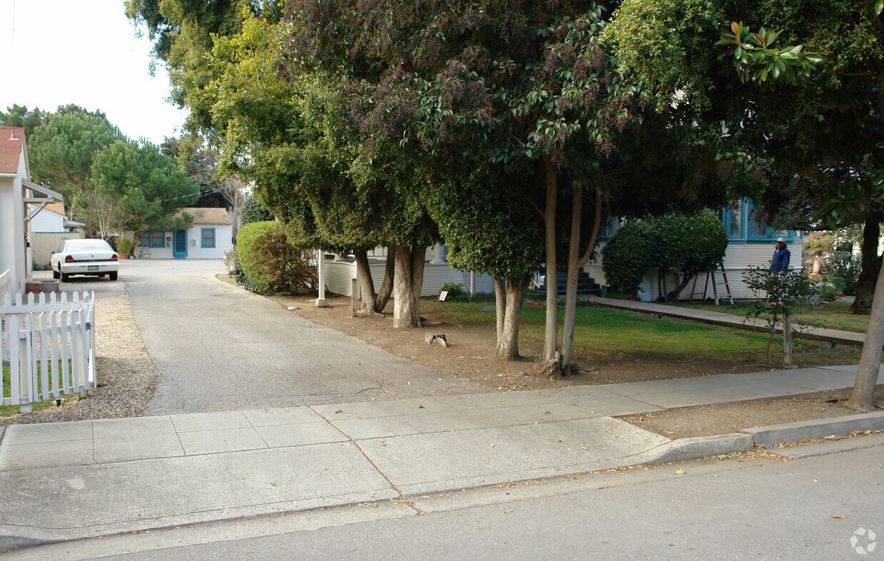 Building Photo - 300 Chiquita Ave
