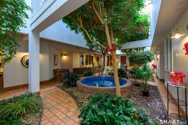 Foto del edificio - 319 New Britain Rd