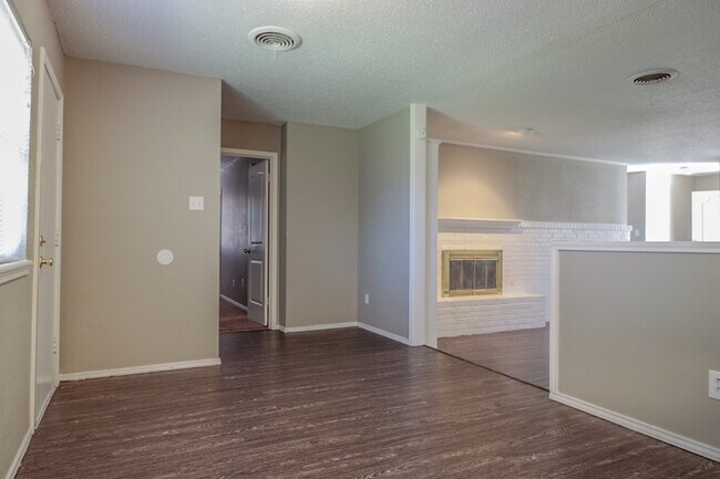 Foto del edificio - 3 Bedroom 2 Bath Home Ready 7/10!