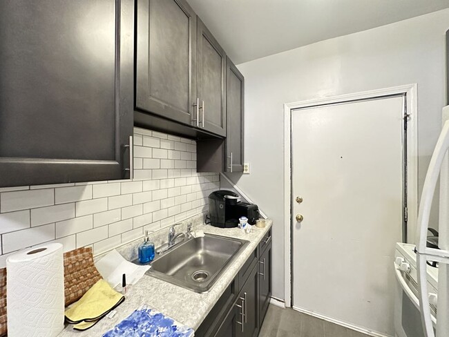 Building Photo - 929 W Sunnyside Ave