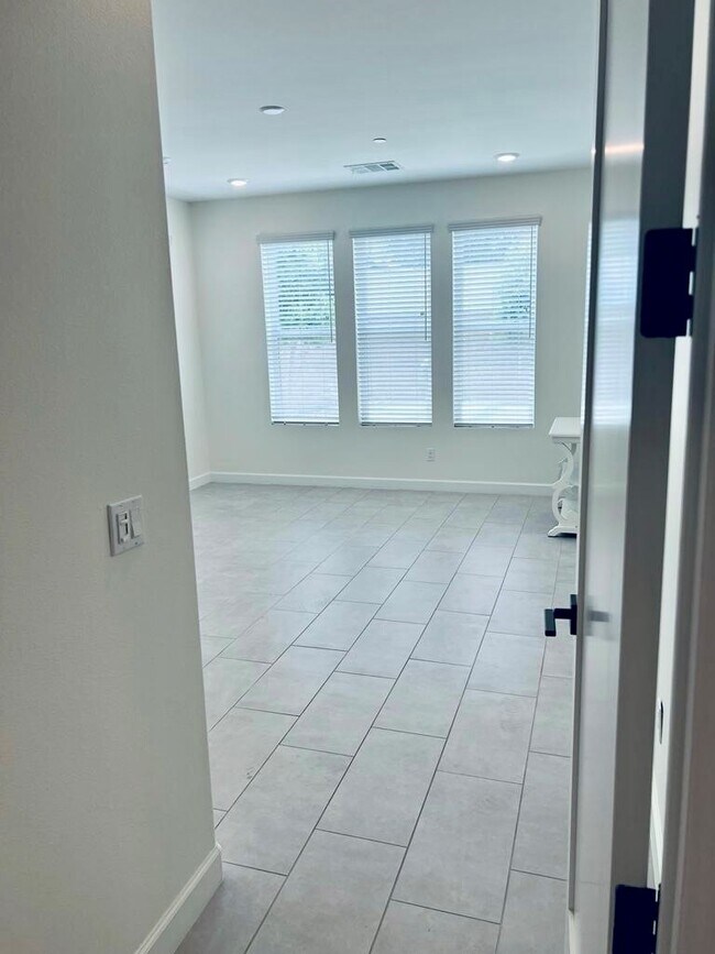 Foto del edificio - 437 N Orchard Dr