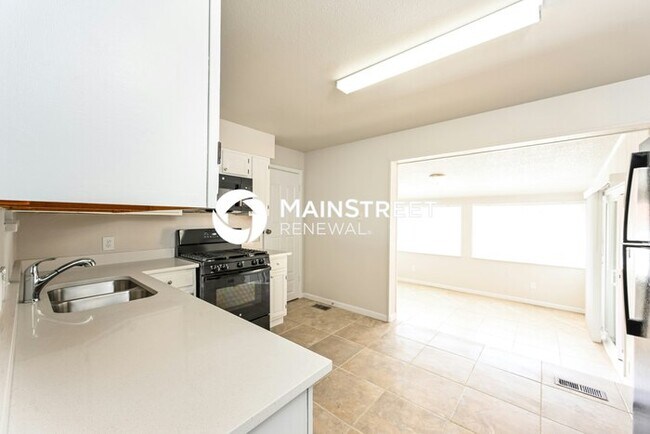 Foto del edificio - 4 Bedroom Pet-Friendly Home in DENVER, CO with Main Street Renewal