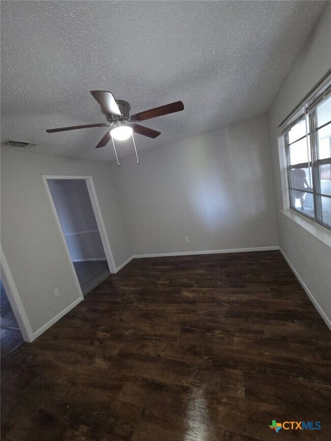 Foto del edificio - 4302 Lake Rd