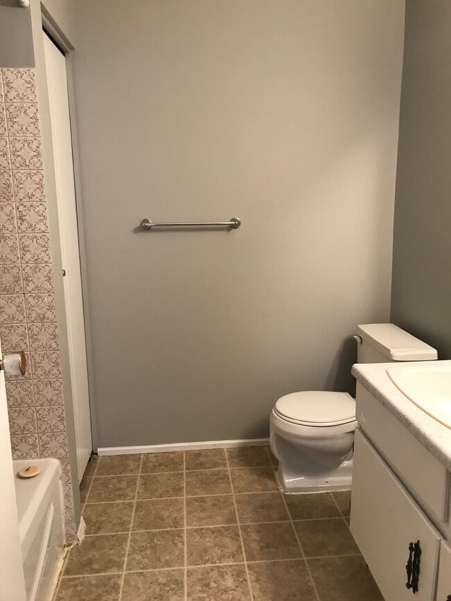 Building Photo - 2 Bed 1 Bath Unit in Red Deer, AB