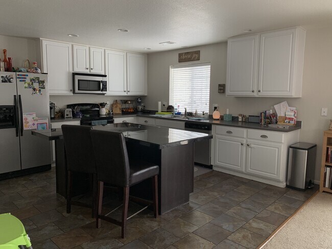 Foto del edificio - 4144 Alcazar Dr