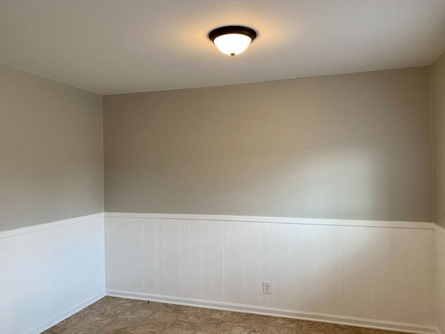 Building Photo - Location Location Location!!! 4bdr/2ba Split Level near Clarksville County Club!!