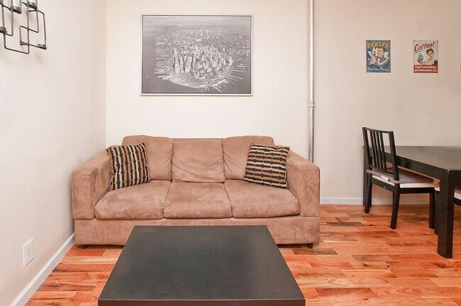 Foto del edificio - 2370 1st Ave