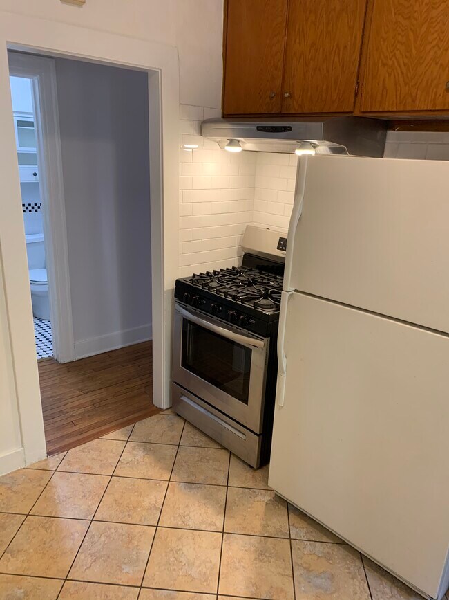 Estufa, refrigerador en la cocina - 172 S Sycamore Ave