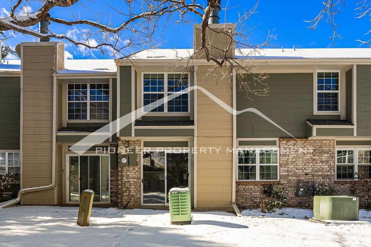 Fantastic Townhome with 1-Car Attached Garage, and Central AC! - Fantastic Townhome with 1-Car Attached Garage, and Central AC!